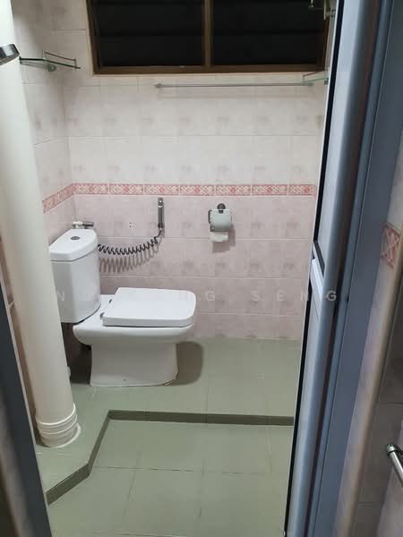 702 West Coast Road, 702 West Coast Road, 2 Bedrooms, 721 sqft, HDB Flat For Rent, by Ng Kang Seng, 500220726 - Bathroom - PropertyGuru.com.sg