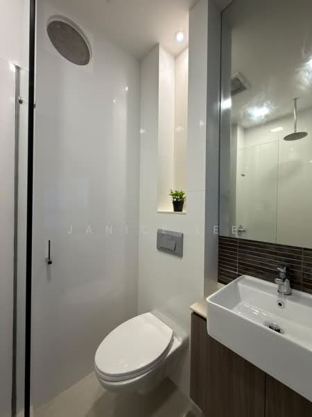 Robertson Edge, 18 Tong Watt Road, 1 Bedroom, 409 sqft, Apartment For Rent, by Janice Lee, 500220729 - Bathroom - PropertyGuru.com.sg