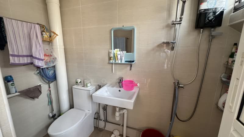 722 Jurong West Avenue 5, 722 Jurong West Avenue 5, Room Rental, 100 sqft, HDB Flat For Rent, by YQ Lai, 500220753 - Bathroom - PropertyGuru.com.sg