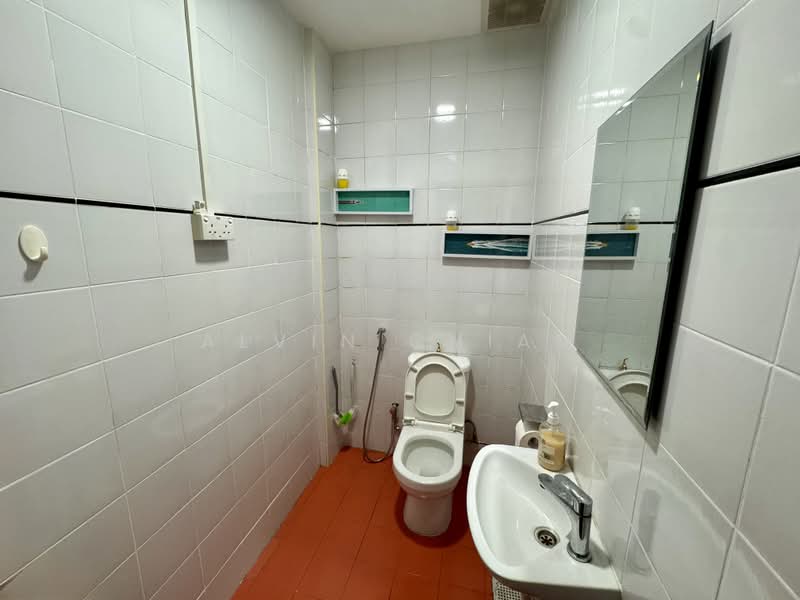 Uni-Tech Centre, 55 Toh Guan Rd East, 2,497 sqft, Factory / Workshop (B2) For Sale, by Alvin Chiam, 500220772 - Bathroom - CommercialGuru.com.sg