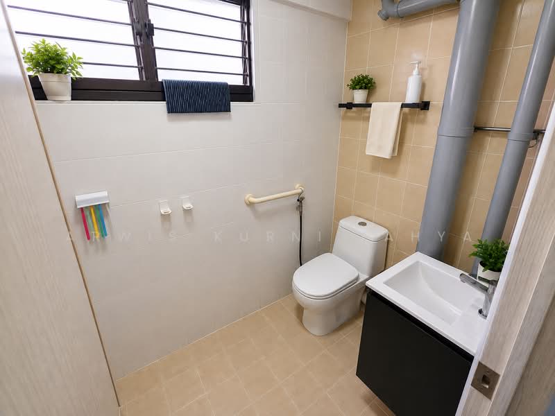 250 Tampines Street 21, 250 Tampines Street 21, 3 Bedrooms, 1,098 sqft, HDB Flat For Sale, by ARWIS KURNI YAHYA, 500220809 - Bathroom - PropertyGuru.com.sg