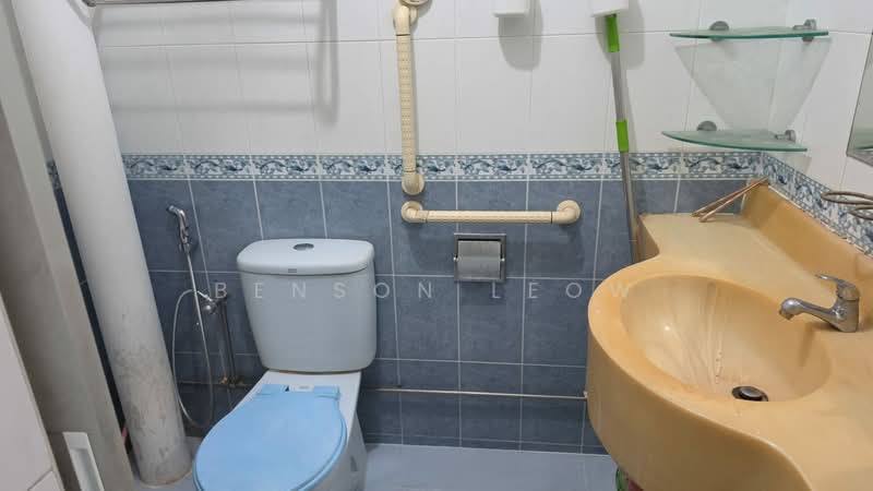 166 Tampines Street 12, 166 Tampines Street 12, 3 Bedrooms, 1,152 sqft, HDB Flat For Sale, by Benson Leow, 500220834 - Bathroom - PropertyGuru.com.sg