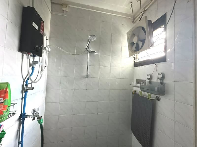 517D Jurong West Street 52, 517D Jurong West Street 52, Boon Lay / Jurong / Tuas, Room Rental, 350 sqft, HDB Flat For Rent, by Christine Ng, 500220853 - Bathroom - PropertyGuru.com.sg