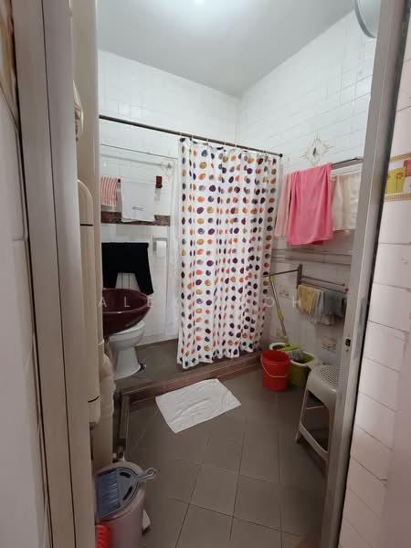 221 Bukit Batok East Avenue 3, 221 Bukit Batok East Avenue 3, 4 Bedrooms, 1,603 sqft, HDB Flat For Sale, by Alex Teoh, 500220859 - Bathroom - PropertyGuru.com.sg