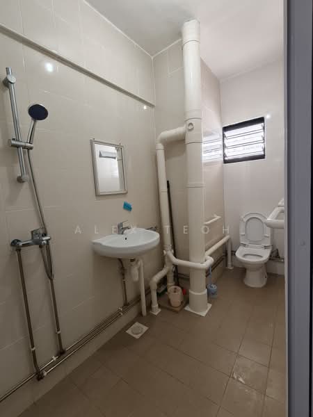221 Bukit Batok East Avenue 3, 221 Bukit Batok East Avenue 3, 4 Bedrooms, 1,603 sqft, HDB Flat For Sale, by Alex Teoh, 500220859 - Bathroom - PropertyGuru.com.sg