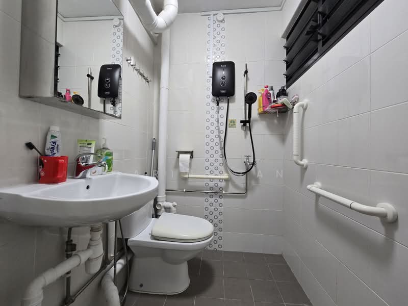 224 Serangoon Avenue 4, 224 Serangoon Avenue 4, 3 Bedrooms, 1,001 sqft, HDB Flat For Sale, by Carine Tan, 500220864 - Bathroom - PropertyGuru.com.sg