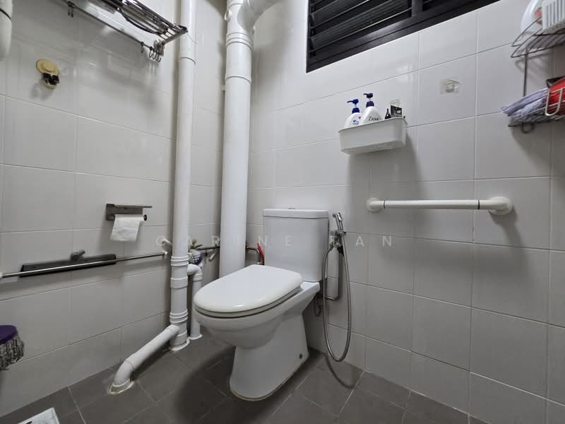 224 Serangoon Avenue 4, 224 Serangoon Avenue 4, 3 Bedrooms, 1,001 sqft, HDB Flat For Sale, by Carine Tan, 500220864 - Bathroom - PropertyGuru.com.sg