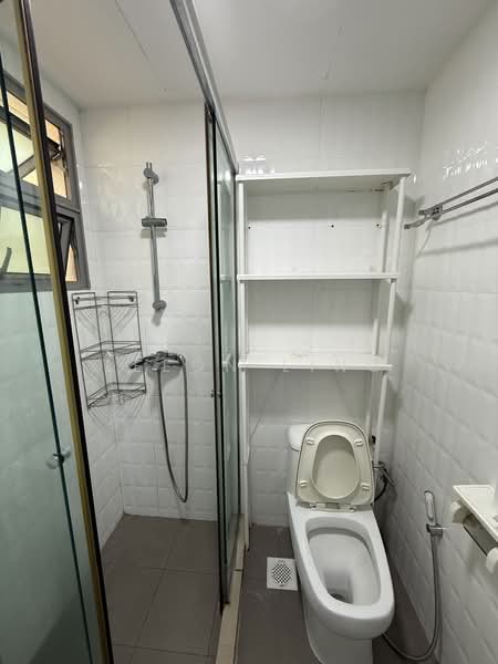 Azalea Park Condo, 2 Flora Road, 3 Bedrooms, 1,057 sqft, Condominium For Sale, by Leeon Ling, 500220878 - Bathroom - PropertyGuru.com.sg
