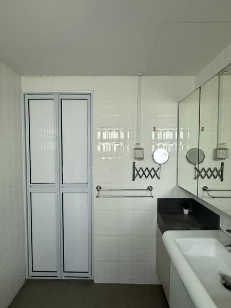 Azalea Park Condo, 2 Flora Road, 3 Bedrooms, 1,057 sqft, Condominium For Sale, by Leeon Ling, 500220878 - Bathroom - PropertyGuru.com.sg