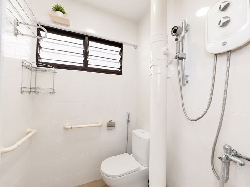 230 Serangoon Avenue 4, 230 Serangoon Avenue 4, 2 Bedrooms, 721 sqft, HDB Flat For Rent, by Ashley Lee, 500220887 - Common Bathroom - PropertyGuru.com.sg