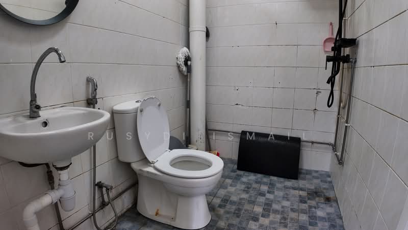 760 Woodlands Avenue 6, 760 Woodlands Avenue 6, 3 Bedrooms, 1,303 sqft, HDB Flat For Sale, by Rusydi Ismail, 500220893 - Common Bathroom - PropertyGuru.com.sg