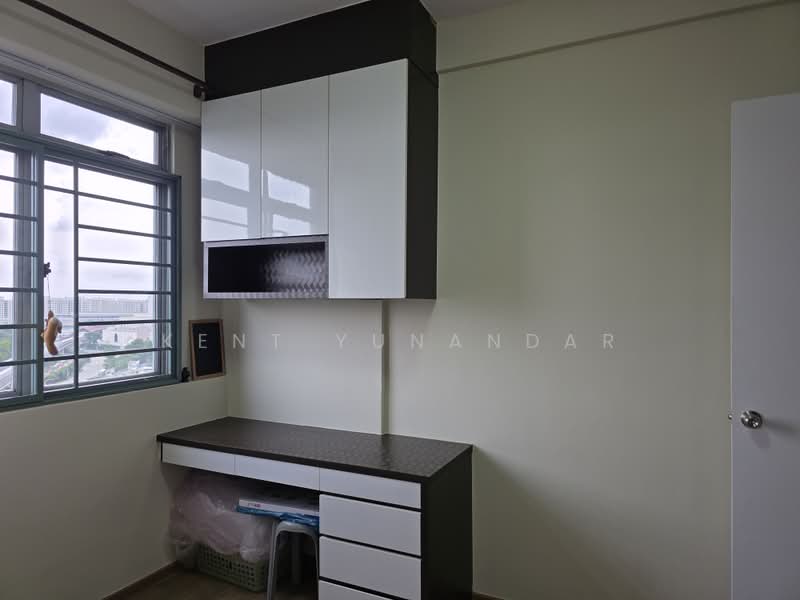 Summerdale, 6 Boon Lay Drive, 3 Bedrooms, 1,324 sqft, Condominium For Rent, by Kent YUNANDAR, 500220911 - Study - PropertyGuru.com.sg