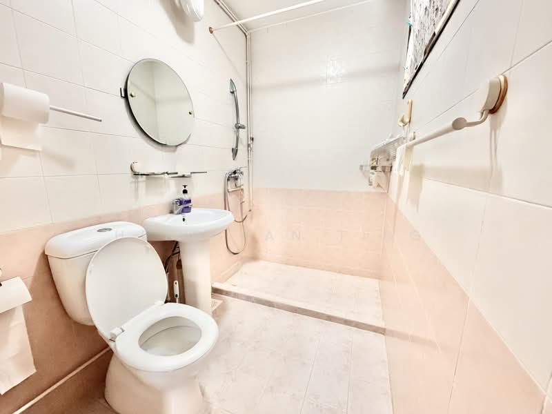 133 Simei Street 1, 133 Simei Street 1, 3 Bedrooms, 1,313 sqft, HDB Flat For Sale, by Heng Yan Ting, 500220919 - Bathroom - PropertyGuru.com.sg