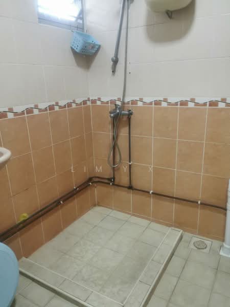 98 Bedok North Avenue 4, 98 Bedok North Avenue 4, 3 Bedrooms, 1,291 sqft, HDB Flat For Sale, by Lim Y X, 500221016 - Bathroom - PropertyGuru.com.sg