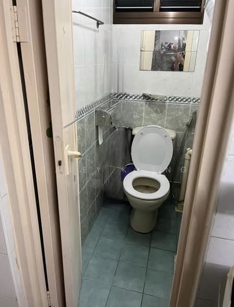 17 Lorong 7 Toa Payoh, 17 Lorong 7 Toa Payoh, Room Rental, 140 sqft, HDB Flat For Rent, by Paley Kuang, 500221020 - Bathroom - PropertyGuru.com.sg