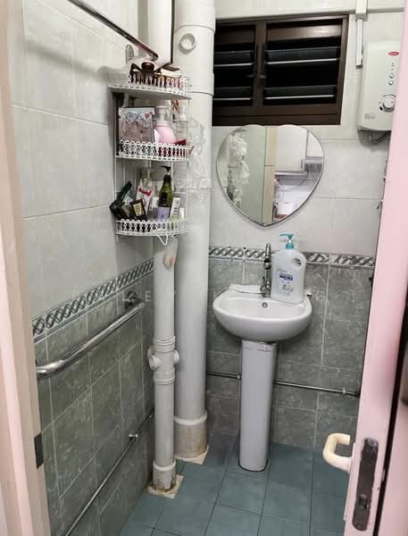 17 Lorong 7 Toa Payoh, 17 Lorong 7 Toa Payoh, Room Rental, 140 sqft, HDB Flat For Rent, by Paley Kuang, 500221020 - Bathroom - PropertyGuru.com.sg