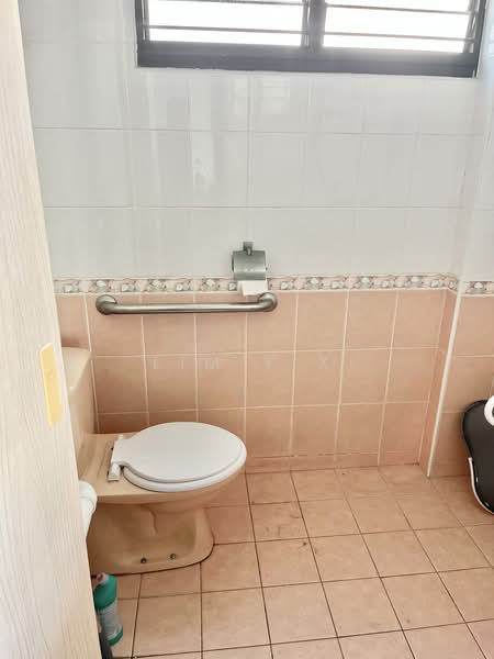 5 Teck Whye Avenue, 5 Teck Whye Avenue, 2 Bedrooms, 796 sqft, HDB Flat For Sale, by Lim Y X, 500221031 - Bathroom - PropertyGuru.com.sg