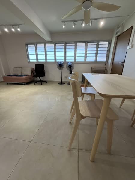 8 Holland Avenue, 8 Holland Avenue, 3 Bedrooms, 882 sqft, HDB Flat For Sale, by Lim Y X, 500221040 - Living Room - PropertyGuru.com.sg
