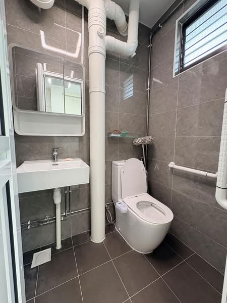 812 Jurong West Street 81, 812 Jurong West Street 81, 3 Bedrooms, 1,302 sqft, HDB Flat For Rent, by Jooli Yeap, 500221054 - Bathroom - PropertyGuru.com.sg