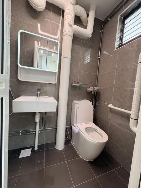 812 Jurong West Street 81, 812 Jurong West Street 81, 3 Bedrooms, 1,302 sqft, HDB Flat For Rent, by Jooli Yeap, 500221054 - Bathroom - PropertyGuru.com.sg