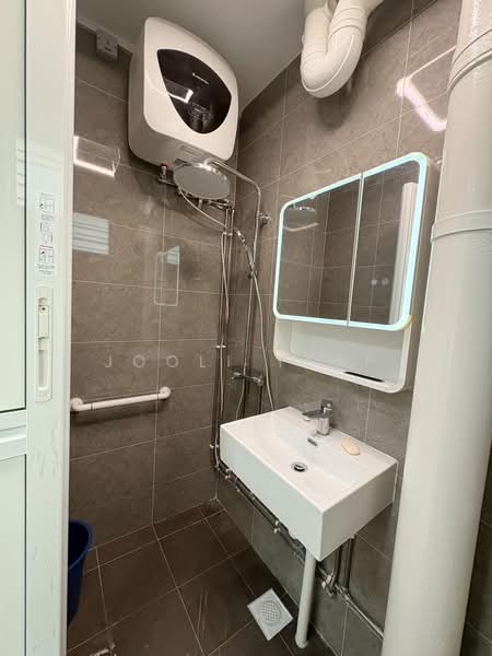 812 Jurong West Street 81, 812 Jurong West Street 81, 3 Bedrooms, 1,302 sqft, HDB Flat For Rent, by Jooli Yeap, 500221054 - Bathroom - PropertyGuru.com.sg
