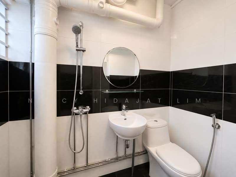 171 Lorong 1 Toa Payoh, 171 Lorong 1 Toa Payoh, 4 Bedrooms, 1,324 sqft, HDB Flat For Sale, by Nancy Hidajat Lim, 500221072 - Common Bathroom - PropertyGuru.com.sg