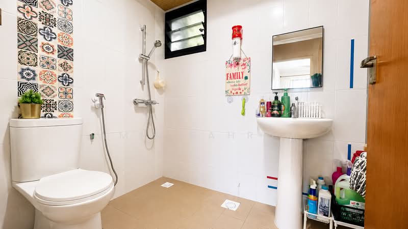 120A Punggol Edge, 120A Edgedale Plains, 3 Bedrooms, 1,001 sqft, HDB Flat For Sale, by Amir Bahrom, 500221083 - Bathroom - PropertyGuru.com.sg