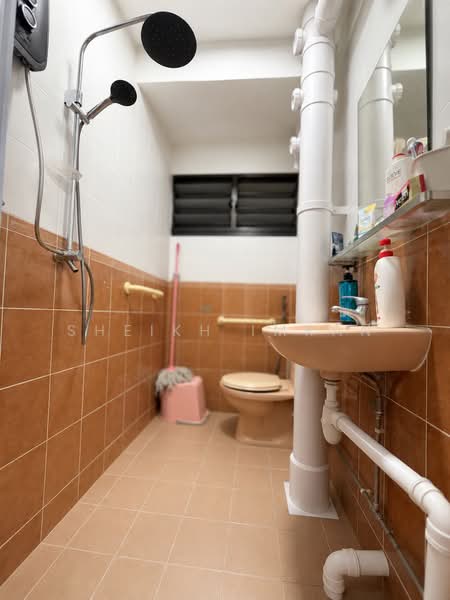 112 Tampines Street 11, 112 Tampines Street 11, 2 Bedrooms, 807 sqft, HDB Flat For Sale, by Sheikh Imran, 500221086 - Bathroom - PropertyGuru.com.sg