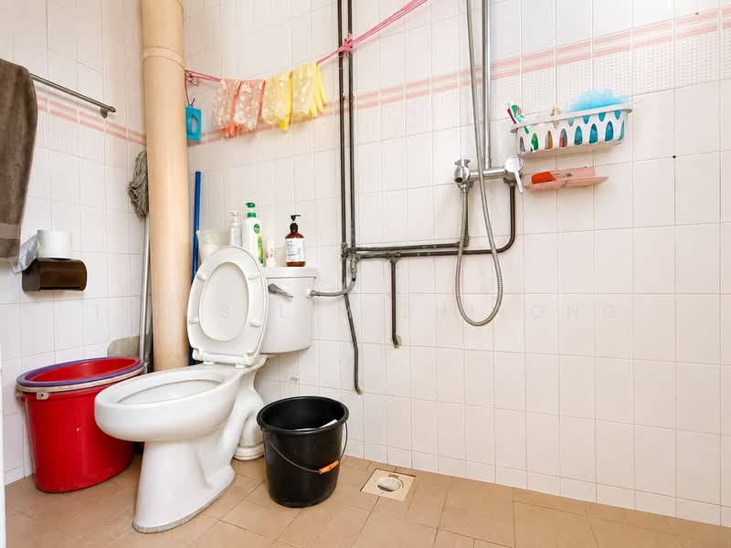 218 Choa Chu Kang Central, 218 Choa Chu Kang Central, 3 Bedrooms, 1,216 sqft, HDB Flat For Sale, by Titus Lim Zhiyong, 500221093 - Bathroom - PropertyGuru.com.sg