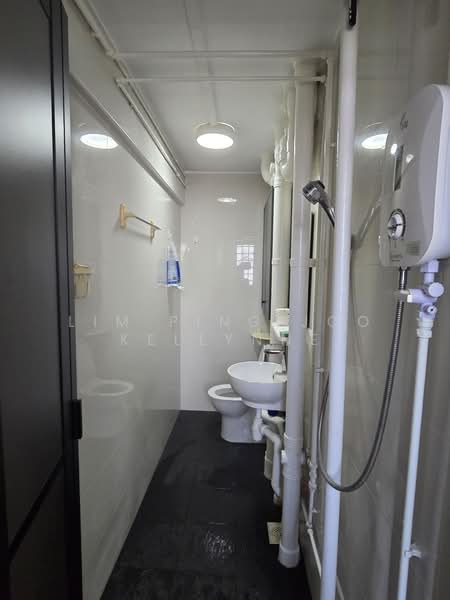 4 Jalan Batu, 4 Jalan Batu, 3 Bedrooms, 646 sqft, HDB Flat For Rent, by Lim Ping Joo Kellynne, 500221108 - Bathroom - PropertyGuru.com.sg