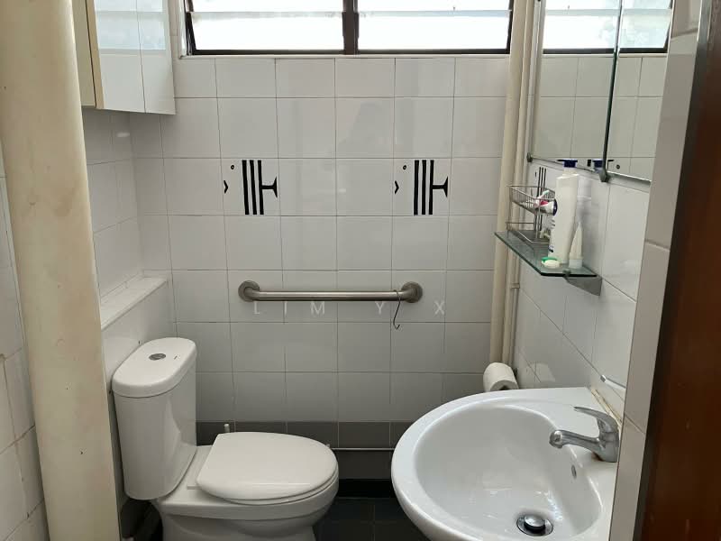 23 Saint George's Road, 23 Saint George's Road, 2 Bedrooms, 882 sqft, HDB Flat For Sale, by Lim Y X, 500221127 - Bathroom - PropertyGuru.com.sg