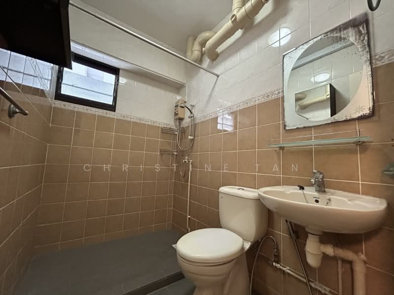 High Floor 4-Room HDB Flat in the Heart of Clementi! Walking Distance to MRT & Malls, , 3 Bedrooms, 969 sqft, HDB Flat For Sale, by Christine Tan, 500221128 - Bathroom - PropertyGuru.com.sg