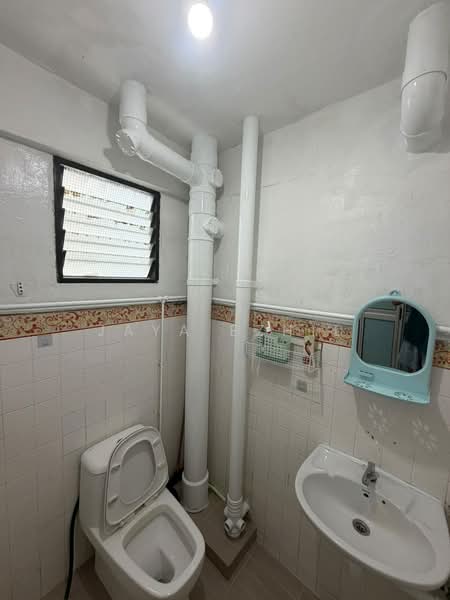 304 Jurong East Street 32, 304 Jurong East Street 32, 2 Bedrooms, 720 sqft, HDB Flat For Sale, by Jaya Ezhil, 500221135 - Bathroom - PropertyGuru.com.sg