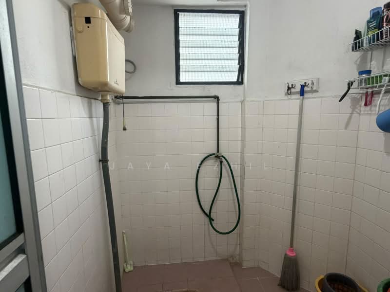 304 Jurong East Street 32, 304 Jurong East Street 32, 2 Bedrooms, 720 sqft, HDB Flat For Sale, by Jaya Ezhil, 500221135 - Bathroom - PropertyGuru.com.sg