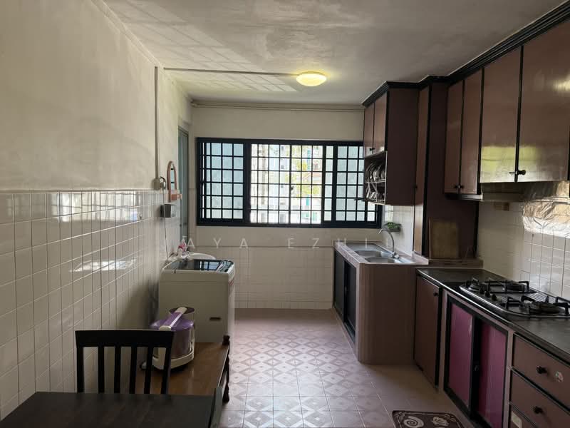 304 Jurong East Street 32, 304 Jurong East Street 32, 2 Bedrooms, 720 sqft, HDB Flat For Sale, by Jaya Ezhil, 500221135 - Kitchen - PropertyGuru.com.sg
