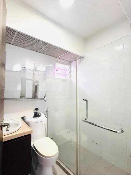 663B Punggol Drive, 663B Punggol Drive, Hougang / Punggol / Sengkang, 3 Bedrooms, 969 sqft, HDB Flat For Sale, by Michelle Lim Shu Ching, 500221216 - Bathroom - PropertyGuru.com.sg