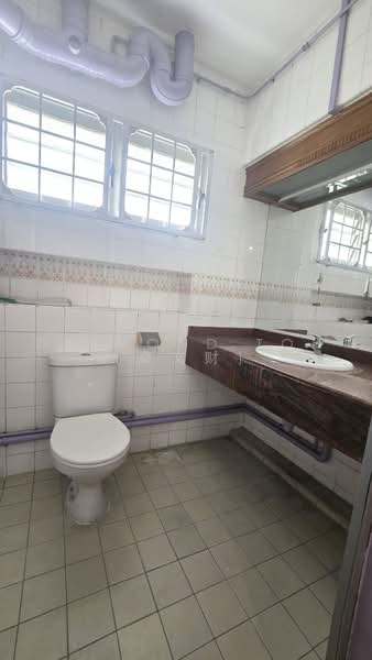 442 Choa Chu Kang Avenue 4, 442 Choa Chu Kang Avenue 4, 2 Bedrooms, 1,000 sqft, HDB Flat For Rent, by Desmond Toh (卓文财), 500221235 - Bathroom - PropertyGuru.com.sg