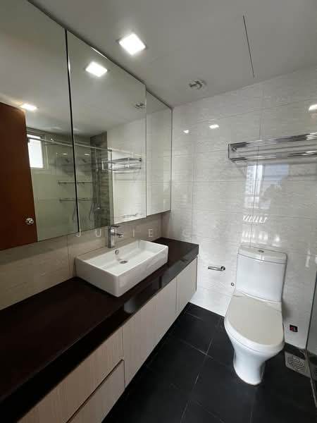 Burlington Square, 175B Bencoolen Street, 2 Bedrooms, 872 sqft, Apartment For Sale, by Julie Goh, 500221238 - Master Bathroom - PropertyGuru.com.sg