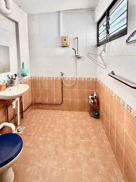 231 Yishun Street 21, 231 Yishun Street 21, 3 Bedrooms, 1,054 sqft, HDB Flat For Sale, by Azhar Baksin, 500221241 - Bathroom - PropertyGuru.com.sg