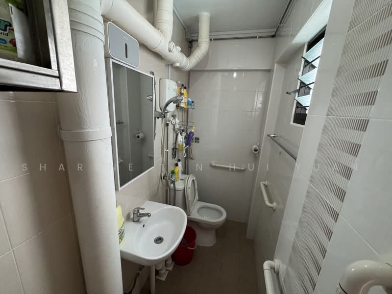 436 Jurong West Avenue 1, 436 Jurong West Avenue 1, Room Rental, 100 sqft, HDB Flat For Rent, by Sharine Tan Hui Yuan, 500221267 - Bathroom - PropertyGuru.com.sg