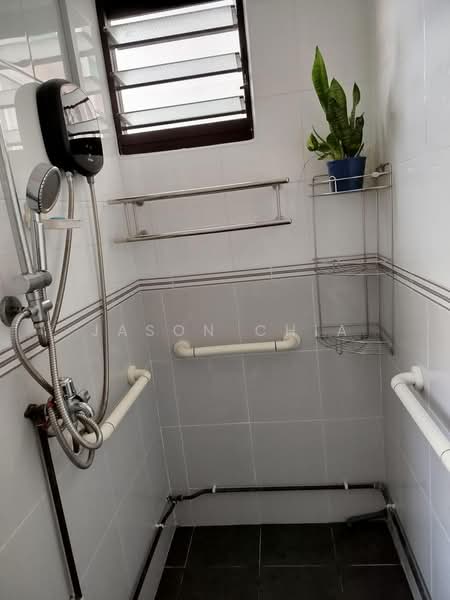 528 Bukit Batok Street 51, 528 Bukit Batok Street 51, 2 Bedrooms, 743 sqft, HDB Flat For Sale, by Jason Chia, 500221299 - Bathroom - PropertyGuru.com.sg