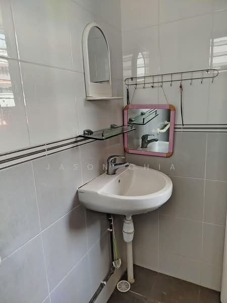 528 Bukit Batok Street 51, 528 Bukit Batok Street 51, 2 Bedrooms, 743 sqft, HDB Flat For Sale, by Jason Chia, 500221299 - Bathroom - PropertyGuru.com.sg