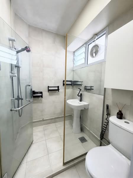 334 Hougang Avenue 5, 334 Hougang Avenue 5, 3 Bedrooms, 1,119 sqft, HDB Flat For Sale, by James Yeo, 500221303 - Bathroom - PropertyGuru.com.sg