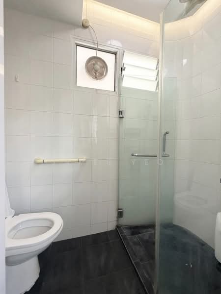 334 Hougang Avenue 5, 334 Hougang Avenue 5, 3 Bedrooms, 1,119 sqft, HDB Flat For Sale, by James Yeo, 500221303 - Bathroom - PropertyGuru.com.sg