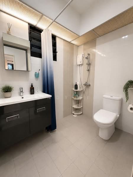 417A Fernvale Link, 417A Fernvale Link, 3 Bedrooms, 1,001 sqft, HDB Flat For Sale, by Sindy Lin, 500221307 - Master Bathroom - PropertyGuru.com.sg