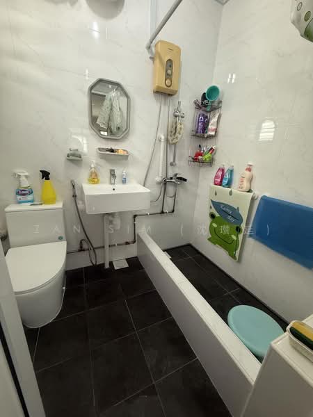 876 Woodlands Avenue 9, 876 Woodlands Avenue 9, 3 Bedrooms, 1,302 sqft, HDB Flat For Sale, by Zan Sim (沈瓒延), 500221342 - Bathroom - PropertyGuru.com.sg