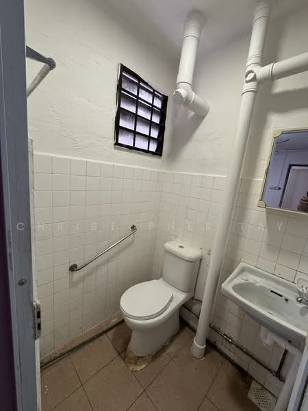 Clementi Shopping Centre, 354 Clementi Avenue 2, 1,615 sqft, Food & Beverage For Rent, by Christopher Tay, 500221346 - Bathroom - CommercialGuru.com.sg