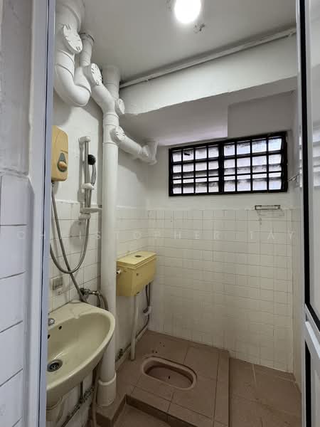 Clementi Shopping Centre, 354 Clementi Avenue 2, 1,615 sqft, Food & Beverage For Rent, by Christopher Tay, 500221346 - Bathroom - CommercialGuru.com.sg