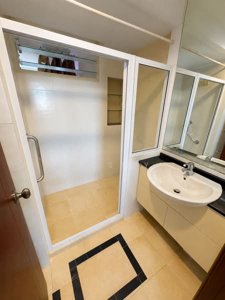Rio Vista, 10 Upper Serangoon View, 3 Bedrooms, 1,249 sqft, Condominium For Sale, by Pey Si Ya, 500221350 - Bathroom - PropertyGuru.com.sg