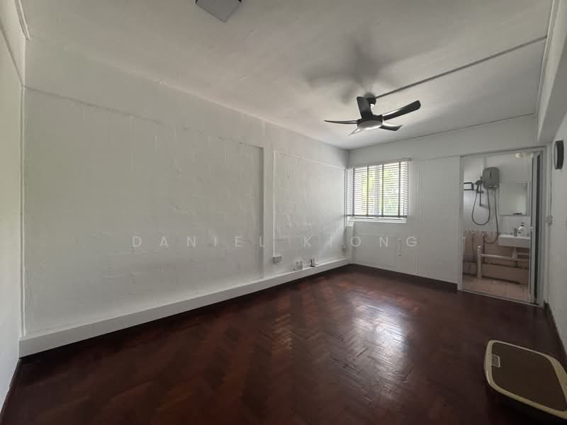328 Clementi Avenue 2, 328 Clementi Avenue 2, 3 Bedrooms, 893 sqft, HDB Flat For Sale, by Daniel Kiong, 500221356 - Bathroom - PropertyGuru.com.sg